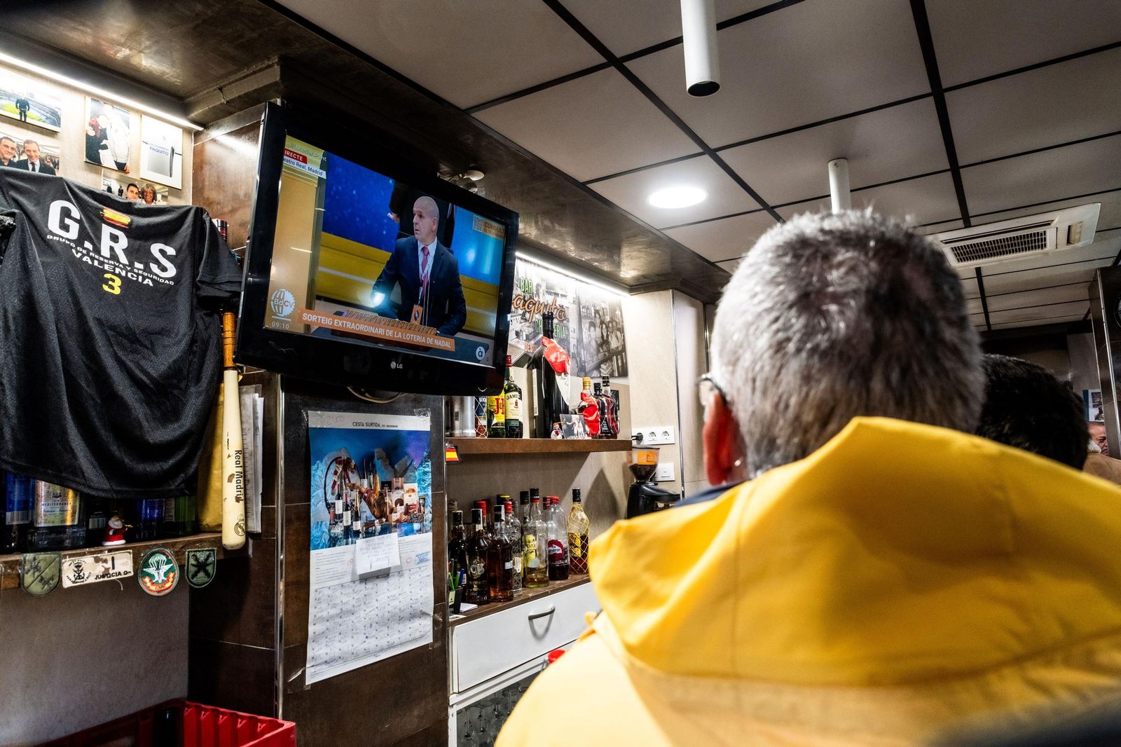 Atentos a la emisión de la Lotería Nacional en el único bar abierto en Paiporta.