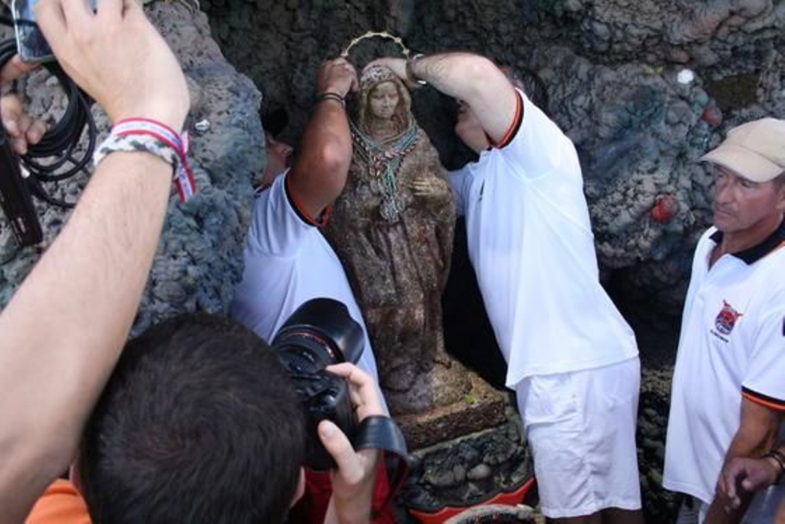 Miles de fieles recibieron con entusiasmo a la imagen en su llegada a la playa.

Foto: Fran Montes