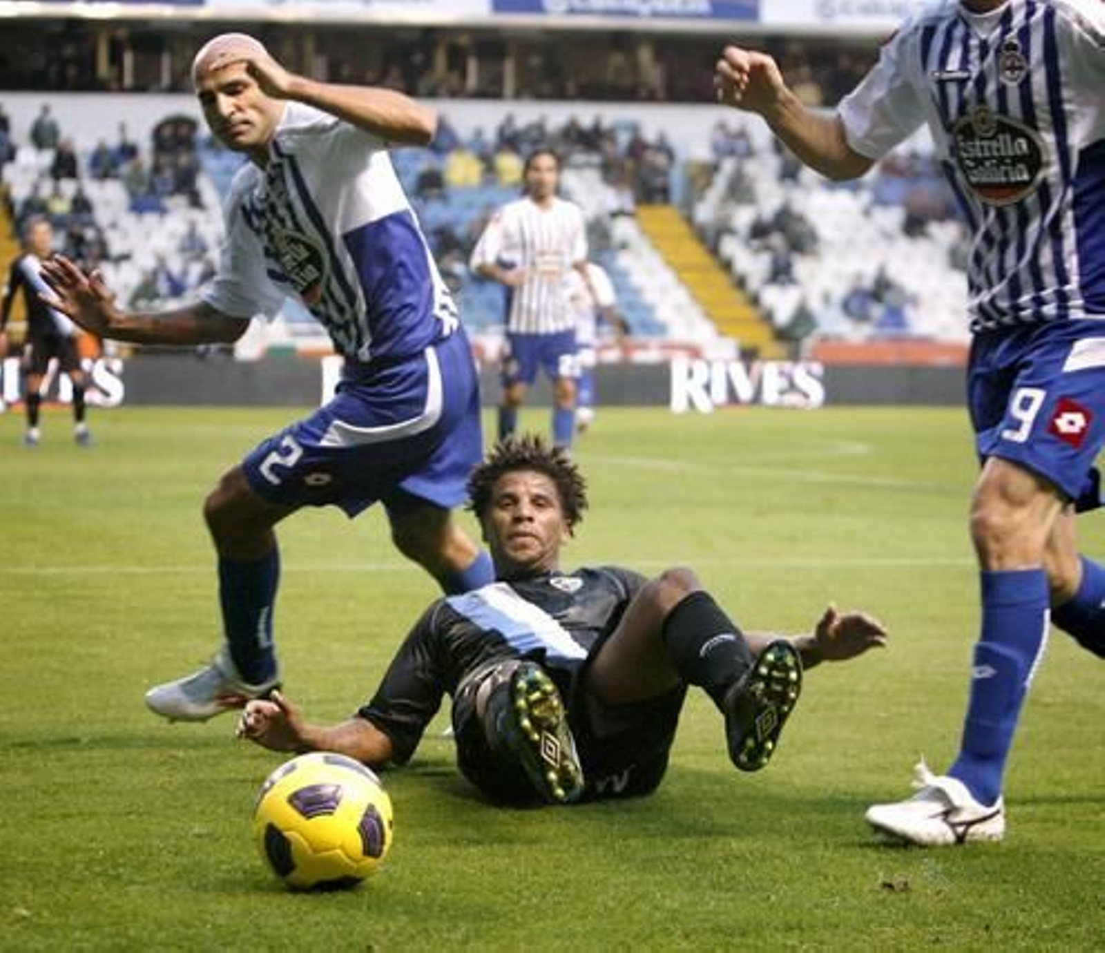 El Málaga se lleva un castigo severo de Riazor (3-0). El equipo blanquiazul se fue al descanso con dos goles en contra y no pudo reconducir el partido en el segundo tiempo.
