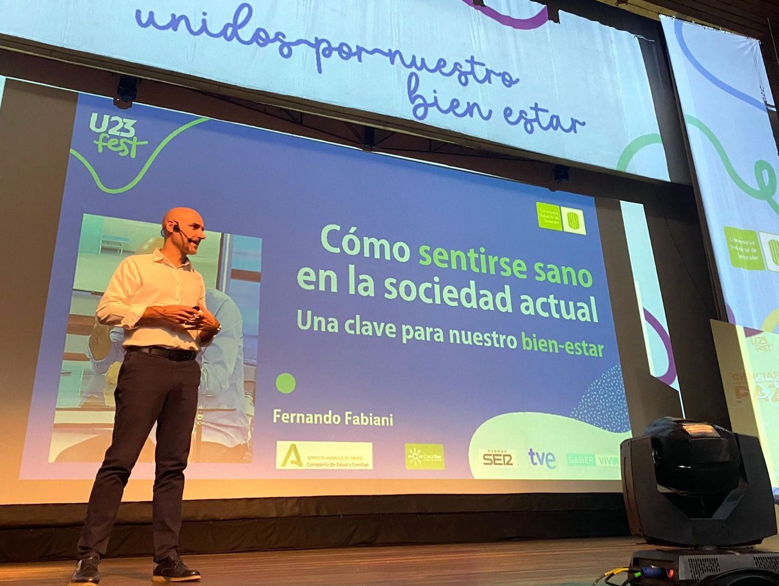 El doctor Fernando Fabiani durante su conferencia magistral en la jornada de inauguración del evento internacional.