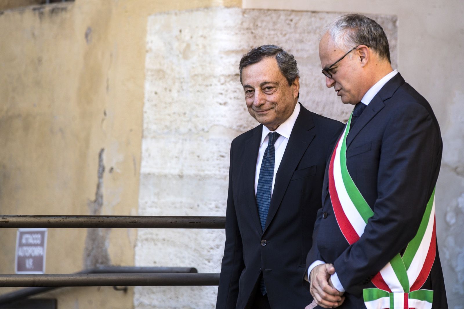 El primer ministro italiano, Mario Draghi (izq.), junto al alcalde de Roma,  Roberto Gualtieri.