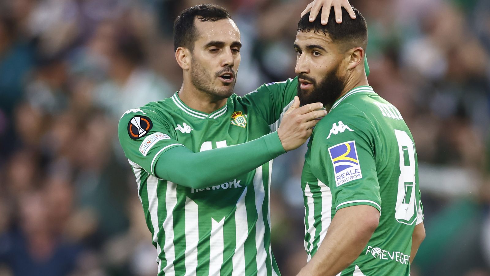 Juanmi felicita a Fekir tras su gol.