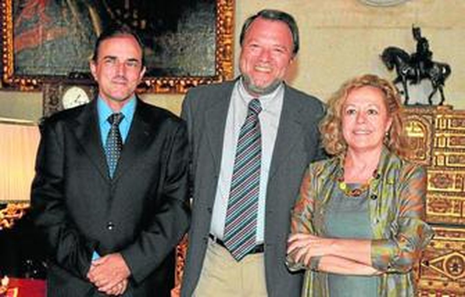 Monteseirín, flanqueado por Adolfo García (nuevo gerente) y la ex presidenta Carmen Rodríguez Ares.