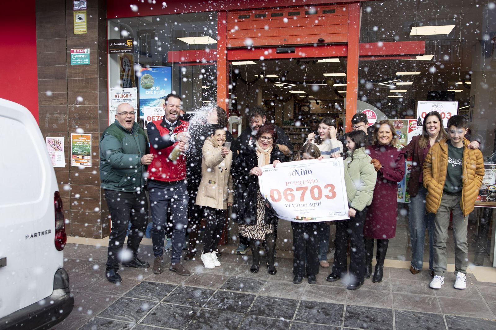Celebración en Belicena, donde se ha vendido un décimo del primer premio.