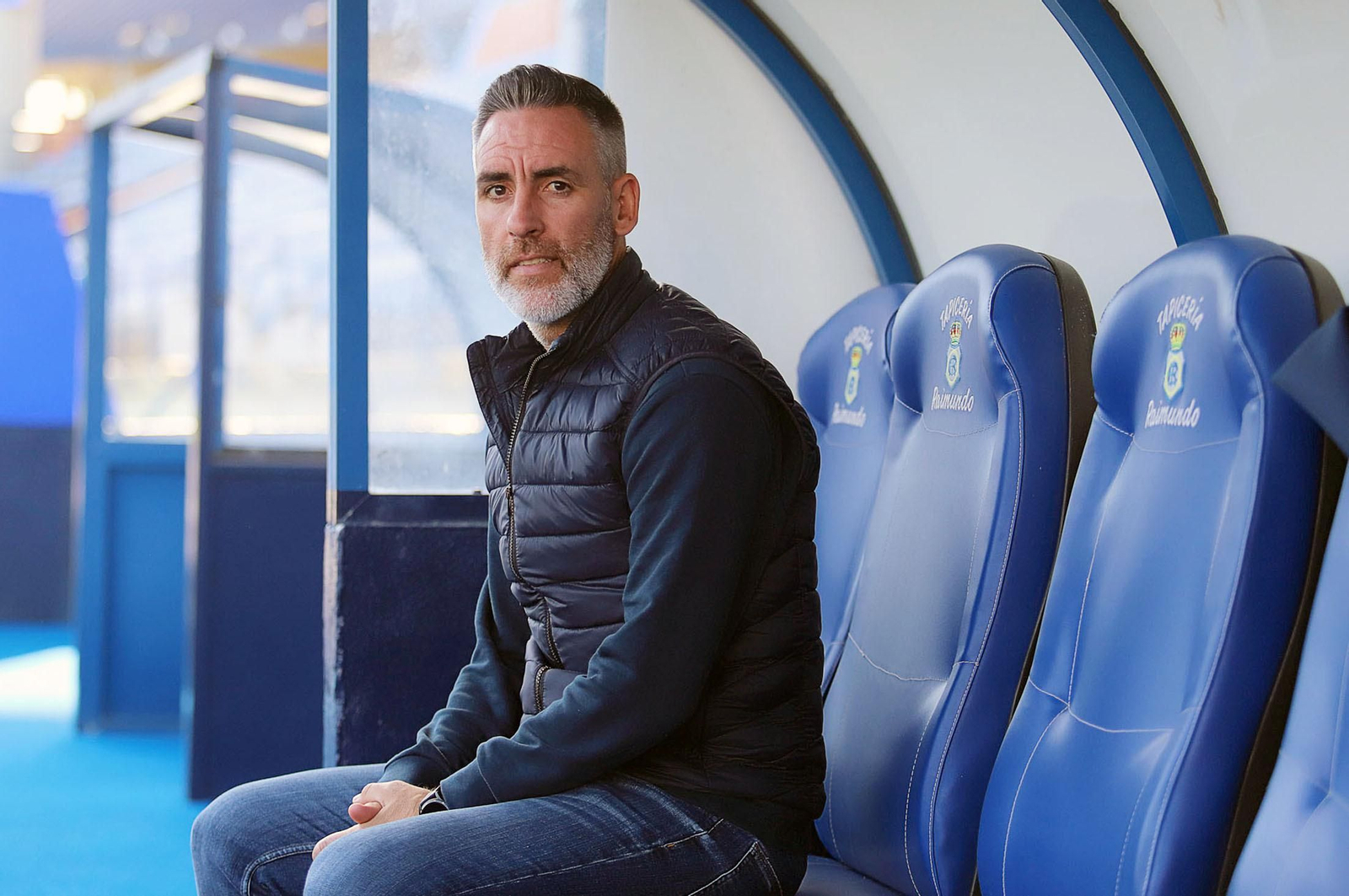 Abel Gómez en el banquillo del Nuevo Colombino.