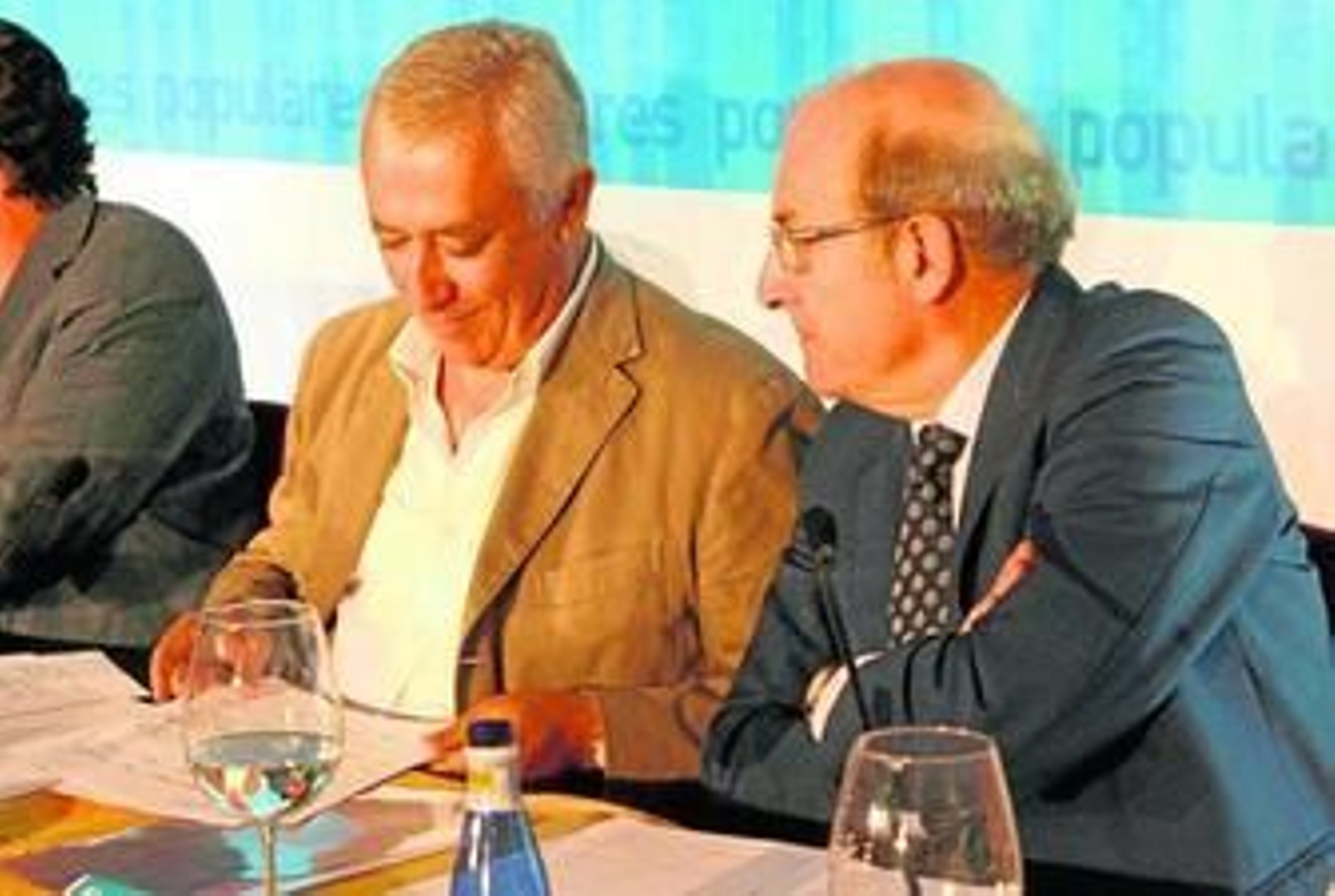 El presidente del PP andaluz, Javier Arenas, acompañado por el alcalde de Huelva, Pedro Rodríguez, en un acto de su partido ayer en la capital.