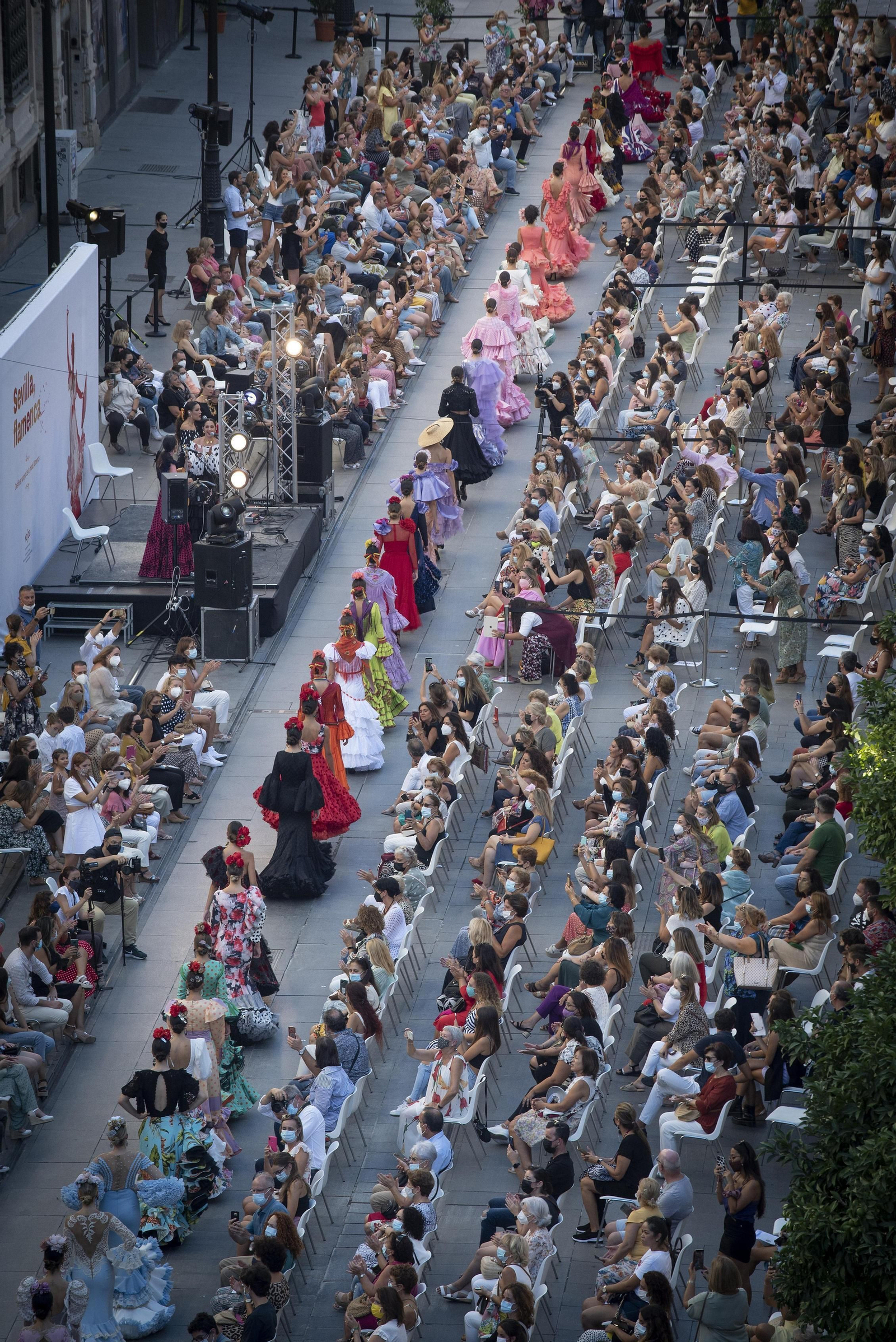 Uno de los desfiles de moda flamenca celebrados en la Avenida.