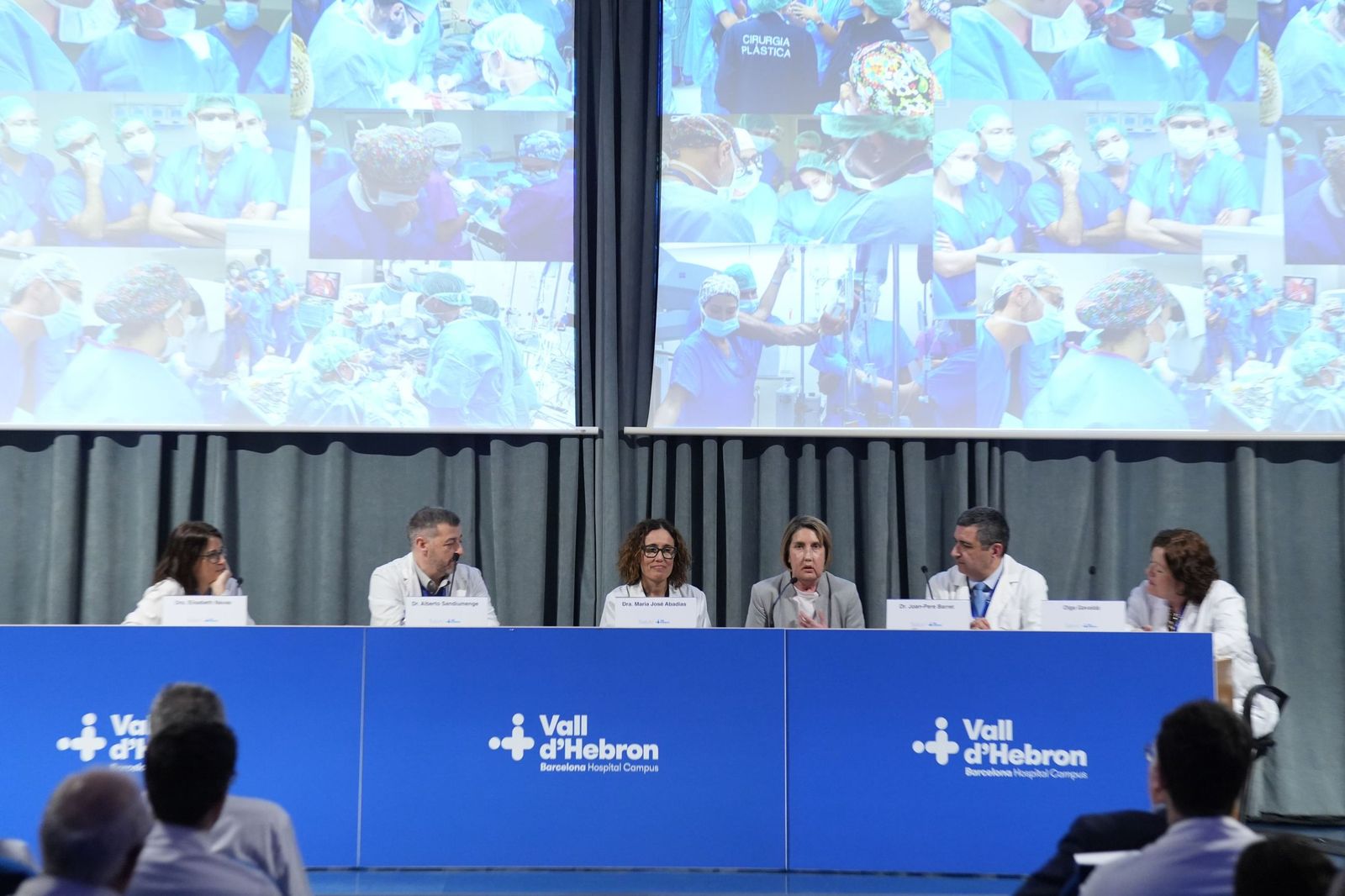 El equipo médico y la paciente que recibió el trasplante, durante la rueda de prensa en el hospital Vall d'Hebron de Barcelona.