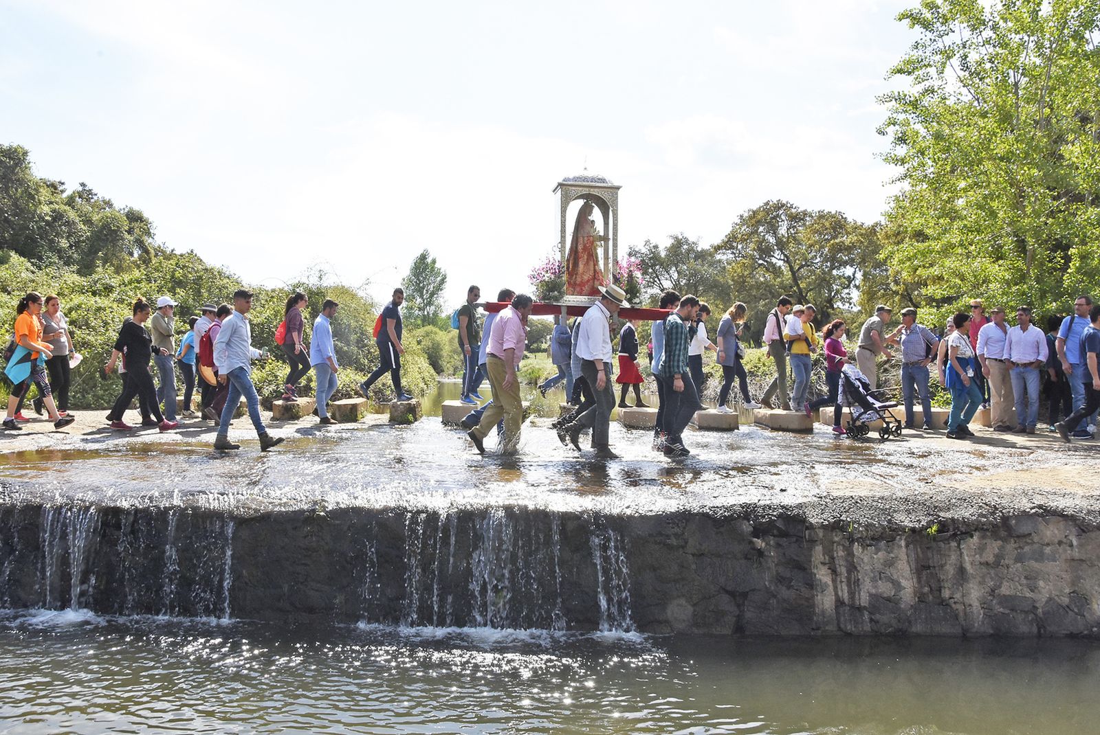 Romería de ida de la Virgen del Prado, a la altura del vado sobre el emblemático Arroyo del Rey.