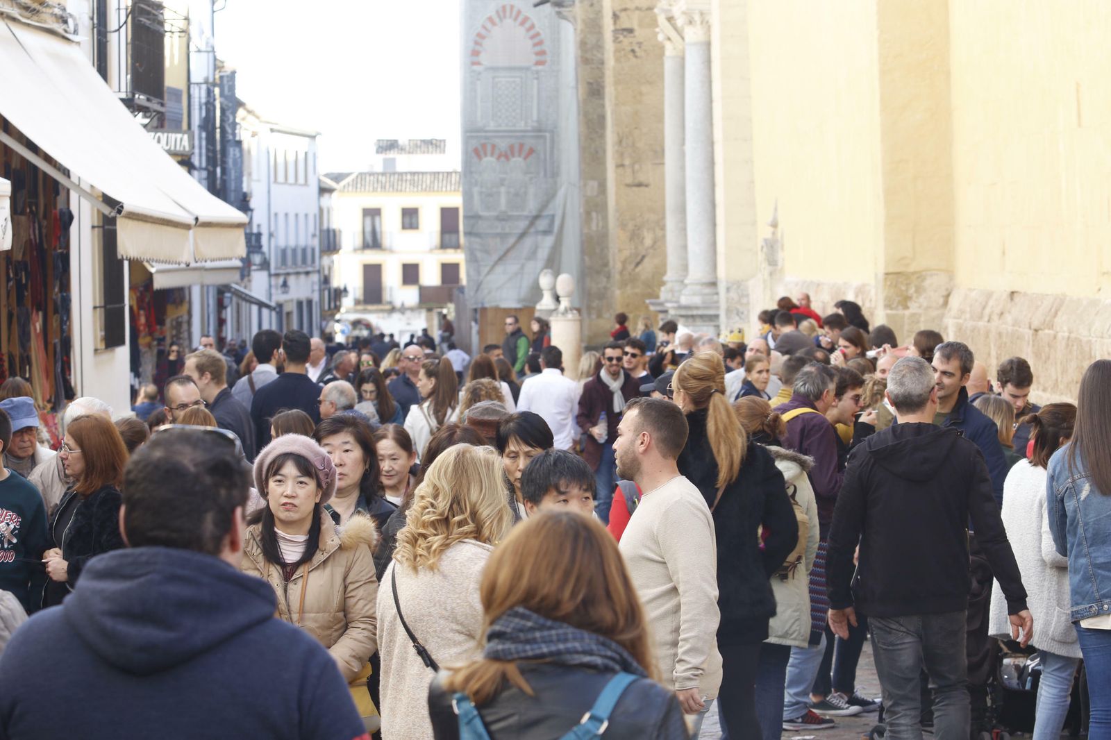 Turistas pasean por las inmediaciones de la Mezquita.