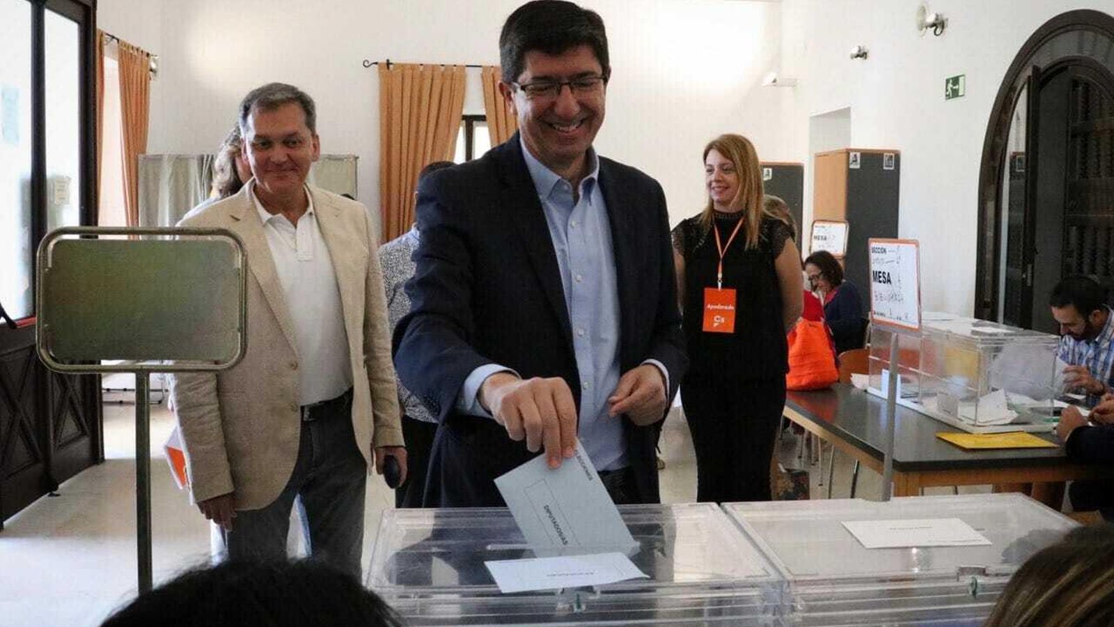 Juan Marín, líder de Ciudadanos en Andalucía, vota en Sanlúcar.