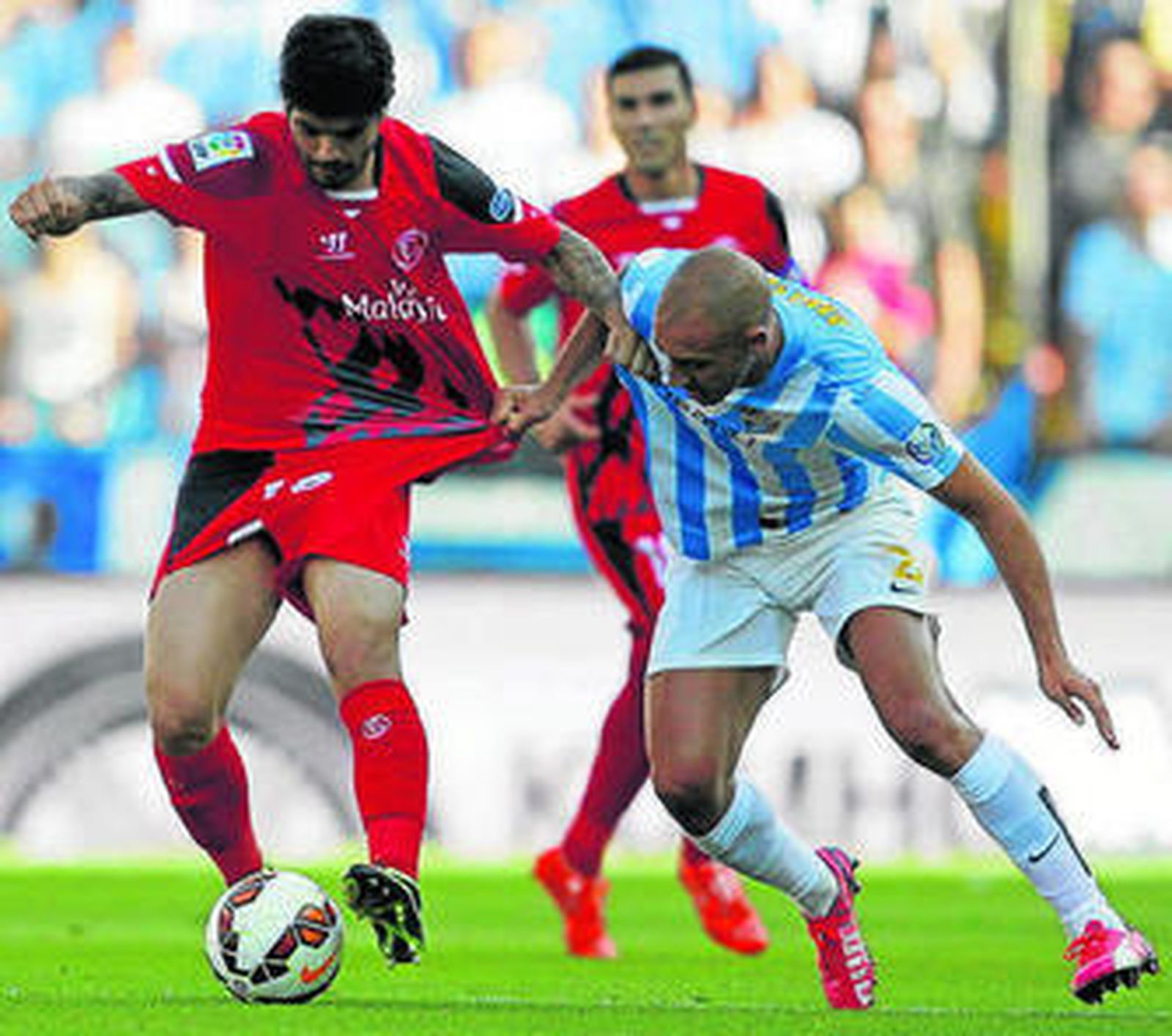 Amrabat pugna con Banega por un balón
