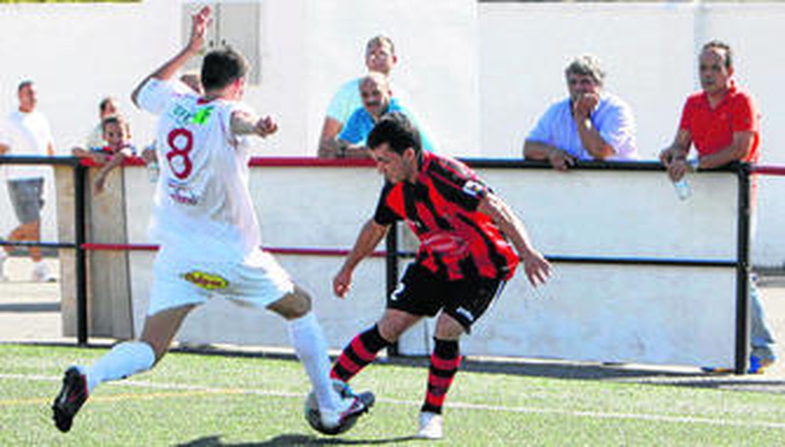 El industrialista Arnal intenta el regate presionado por el onubense Álvaro.