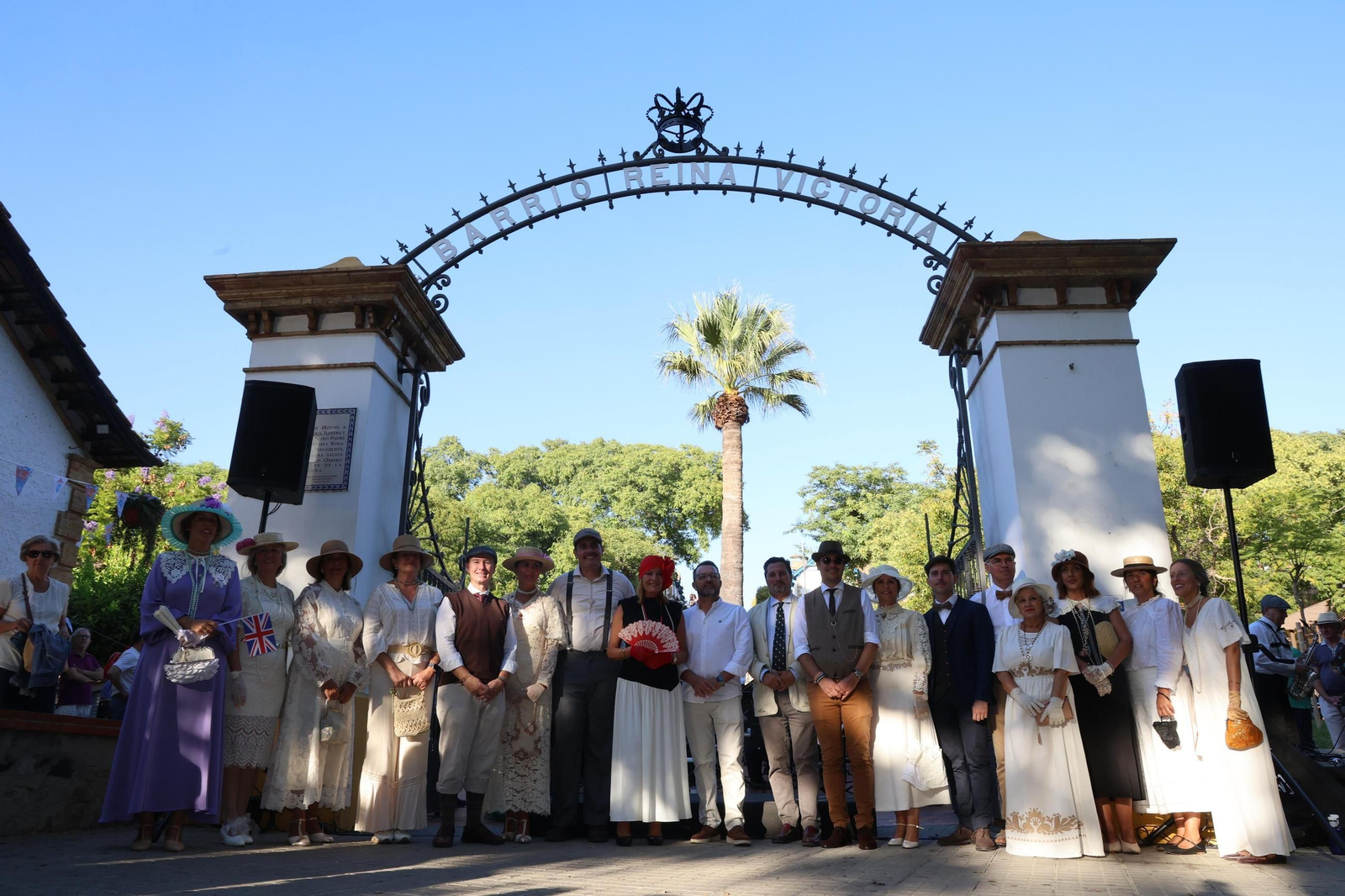 Representantes institucionales vestidos de los años 20 en la inauguración de la Corona Real sobre el arco del Barrio Reina Victoria.