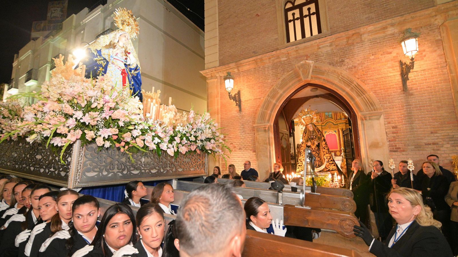 La Virgen de la Pureza frente a la Virgen de las Angustias, patrona de Vera.