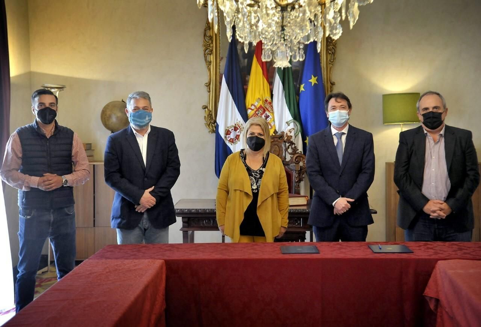 Mamen Sánchez, en la firma el nuevo contrato del servicio de señalización horizontal y vertical de Jerez. Mamen Sánchez, en la firma el nuevo contrato del servicio de señalización horizontal y vertical de Jerez.