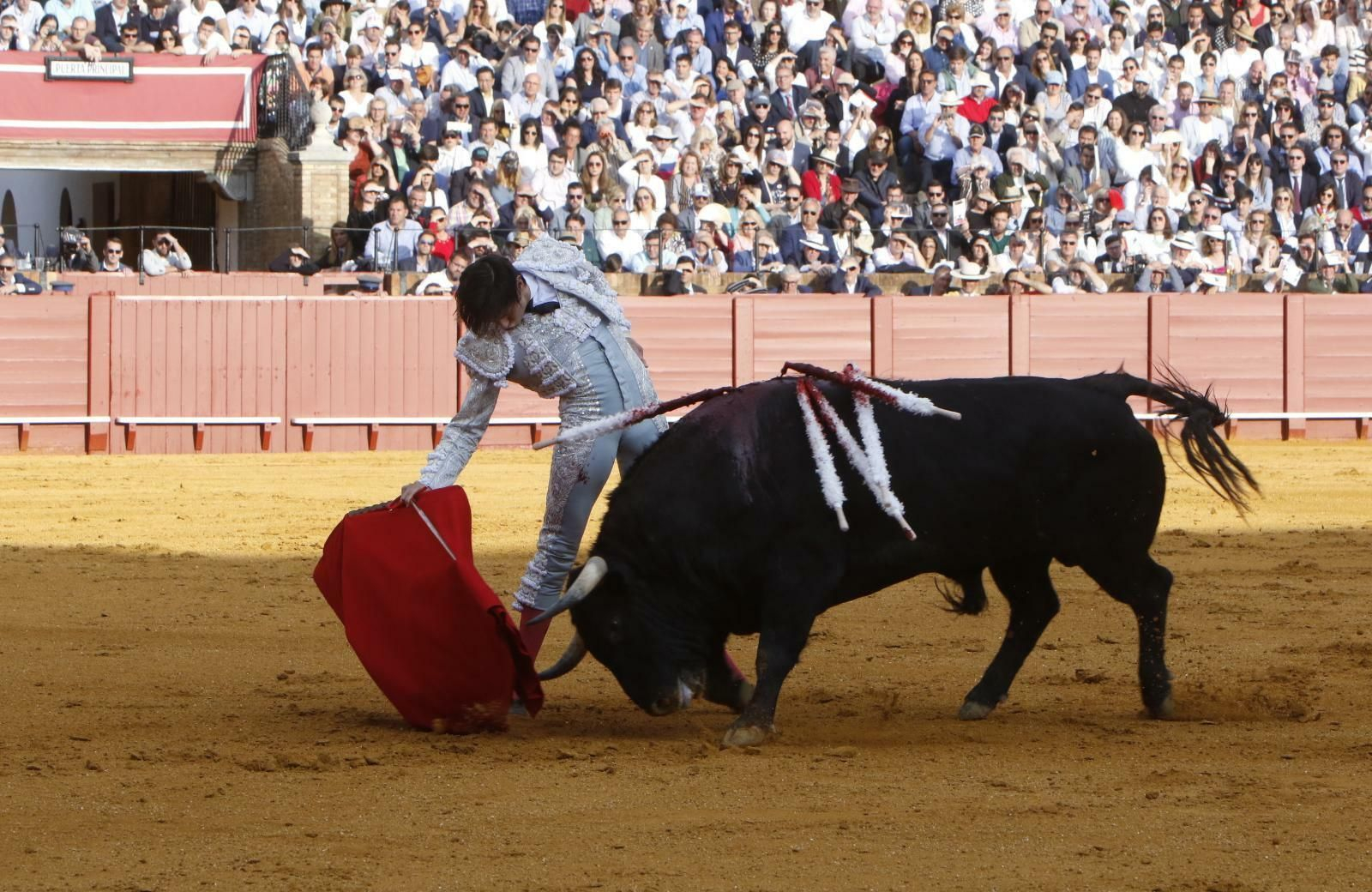 Las imágenes de la corrida de toros del Domingo de Resurrección en Sevilla