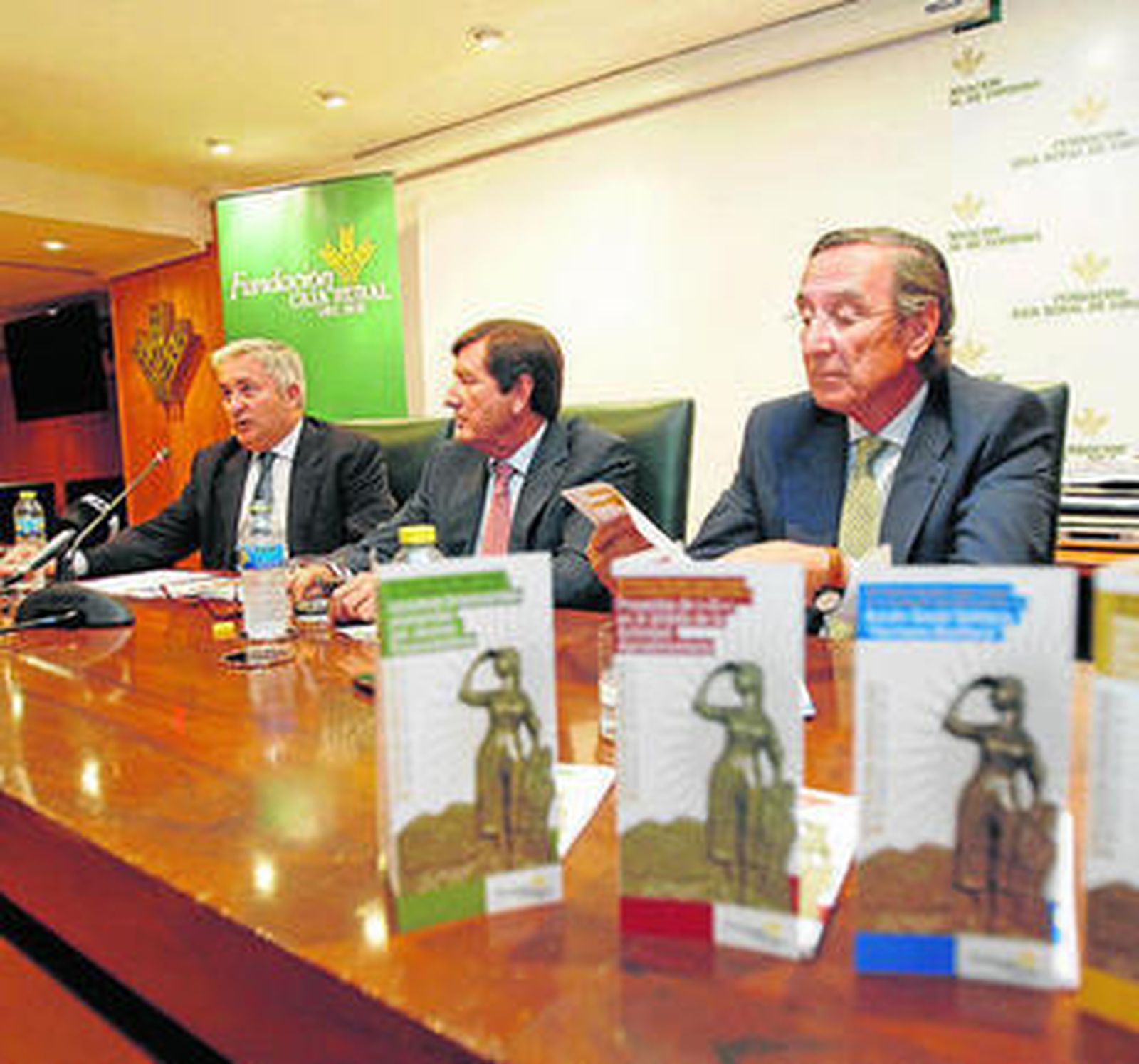 Téllez, Enríquez y López Crespo durante la presentación de los premios.