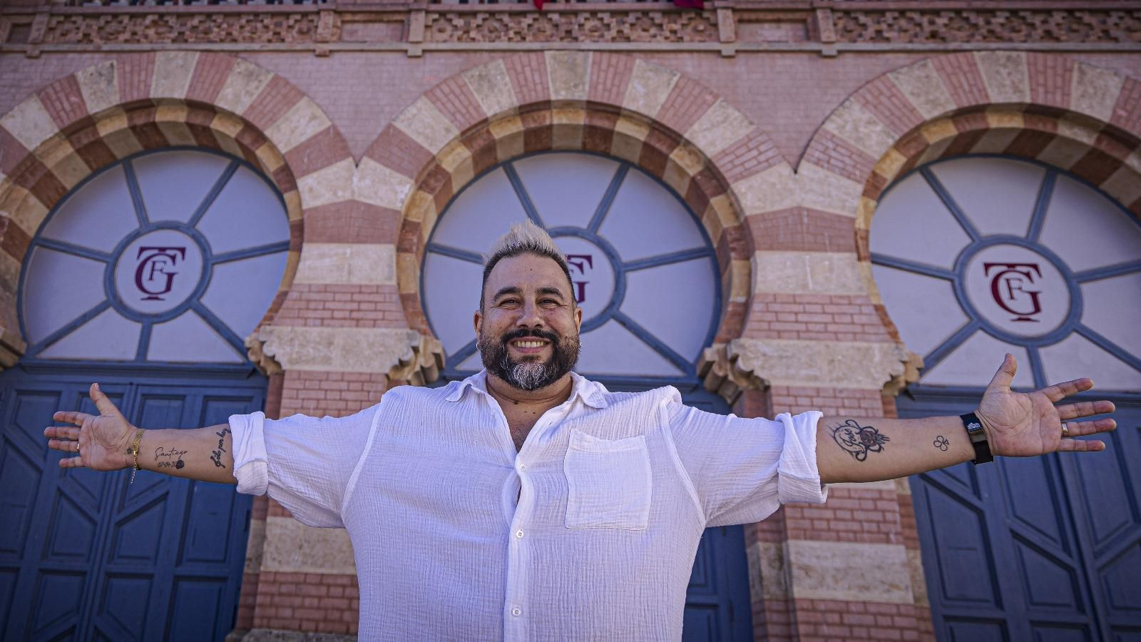 El cantaor gaditano José Anillo delante del Gran Teatro Falla.