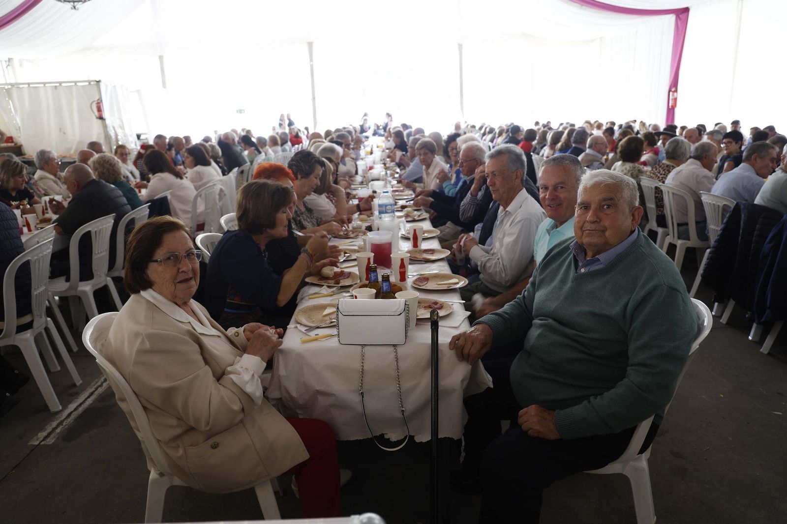 Fotos del almuerzo para mayores en la Feria de Castellar