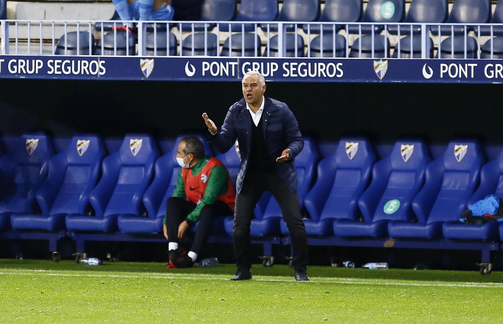 Pellicer da indicaciones desde la banda de La Rosaleda.