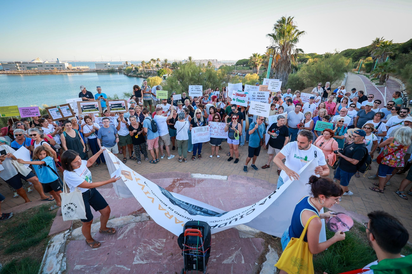 Las imágenes de la concentración en El Puerto contra el turismo de borrachera