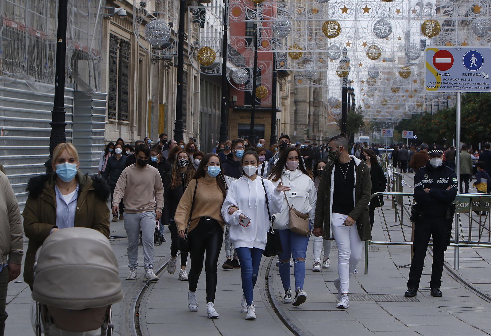 La Policía Local controla el aforo de transeúntes en la Avenida de la Constitución.