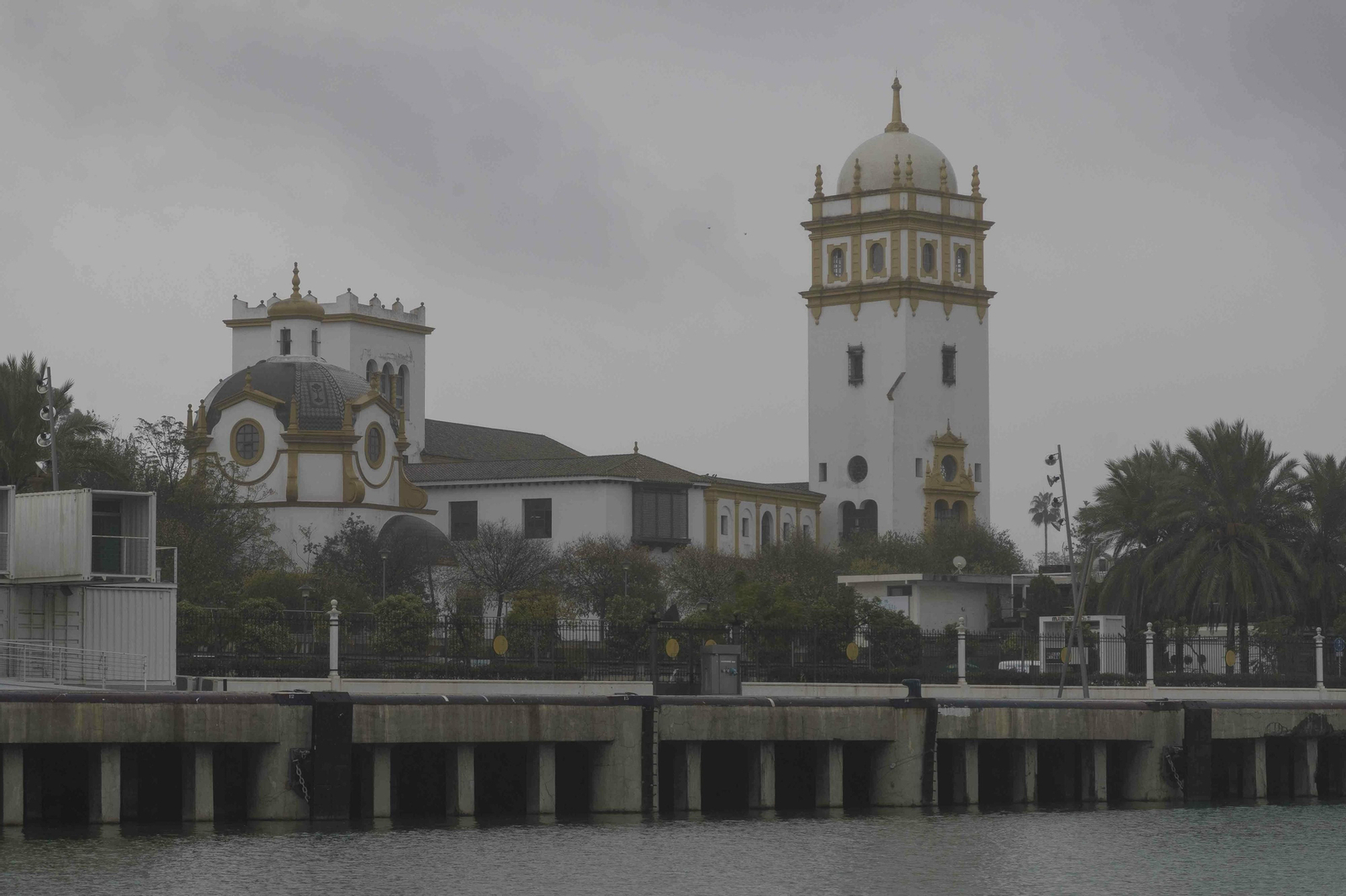 Paseo por el río hasta la Zona Franca en una embarcación solar