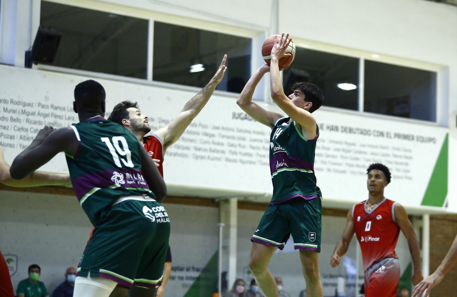 El Unicaja de Liga EBA vence el derbi ante el Colegio El Pinar