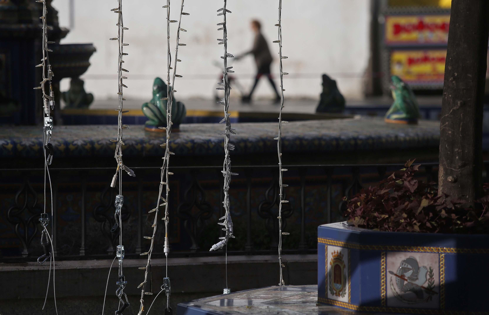 Fotos del montaje del alumbrado de Navidad en Algeciras