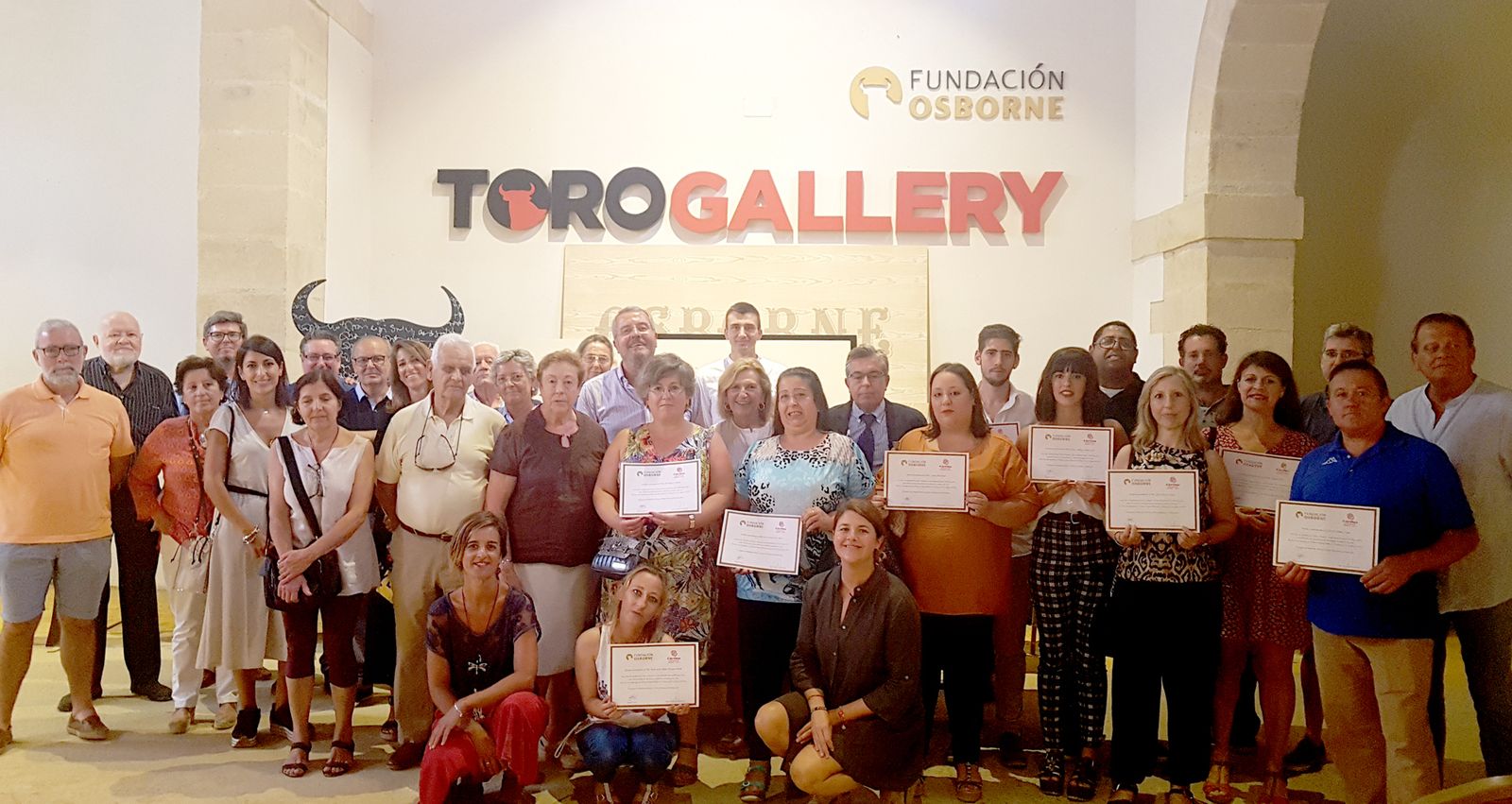 Participantes en el curso junto a responsables de Cáritas de Jerez y Fundación Osborne.