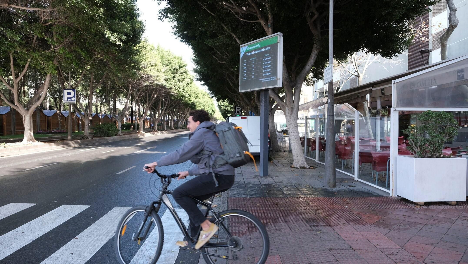 Una persona camina junto a una de las pantallas de calidad del aire de Almería capital.