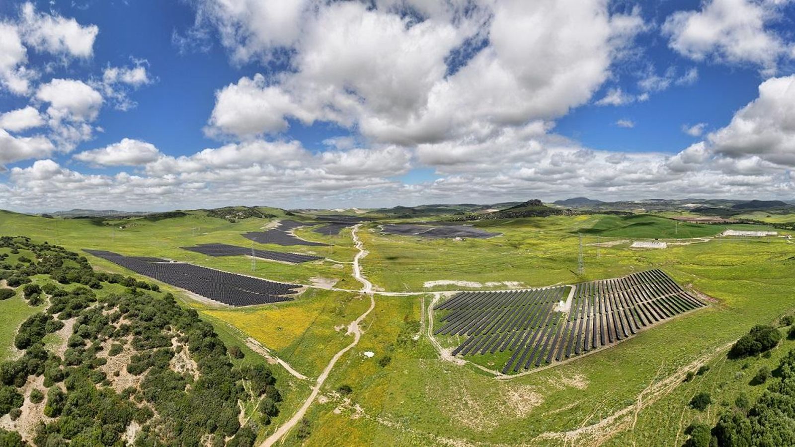 Vista panorámica de las dos plantas solares en el término de Alcalá
