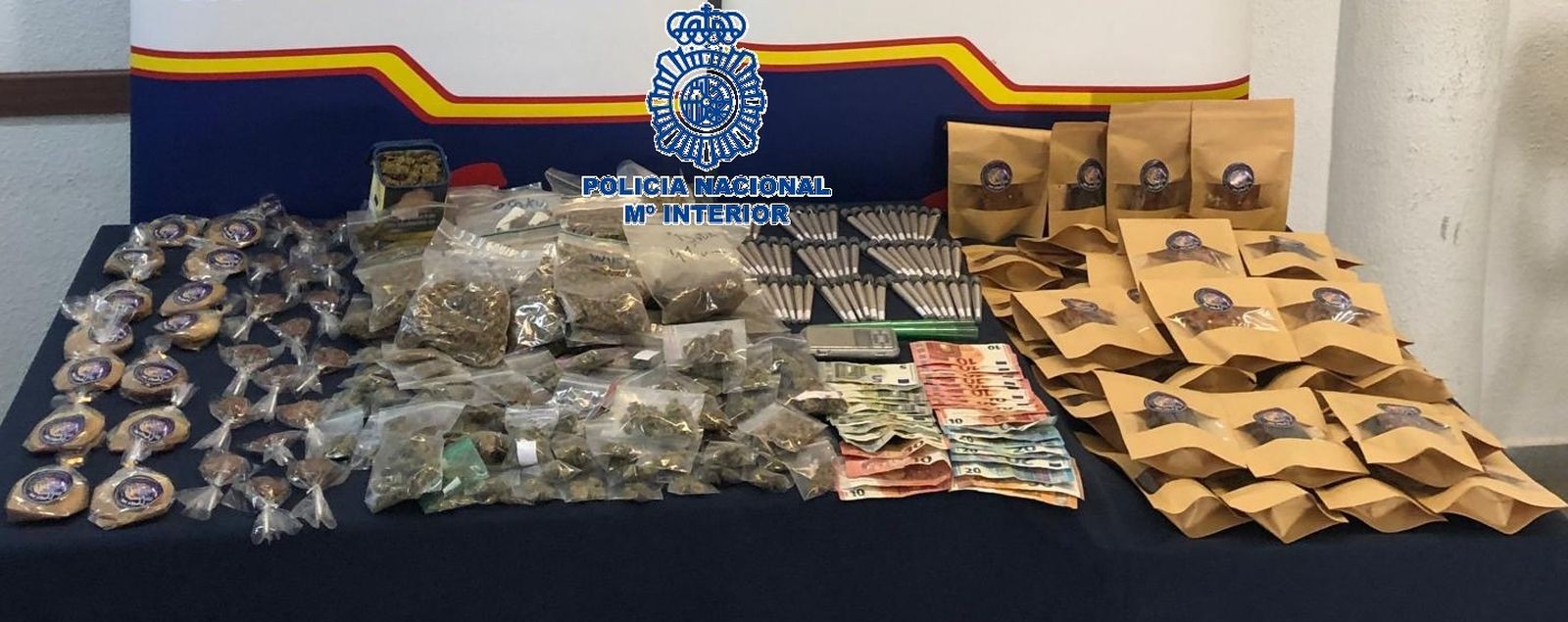El cannabis y otros artículos intervenidos en el club de fumadores desmantelado en Marbella.