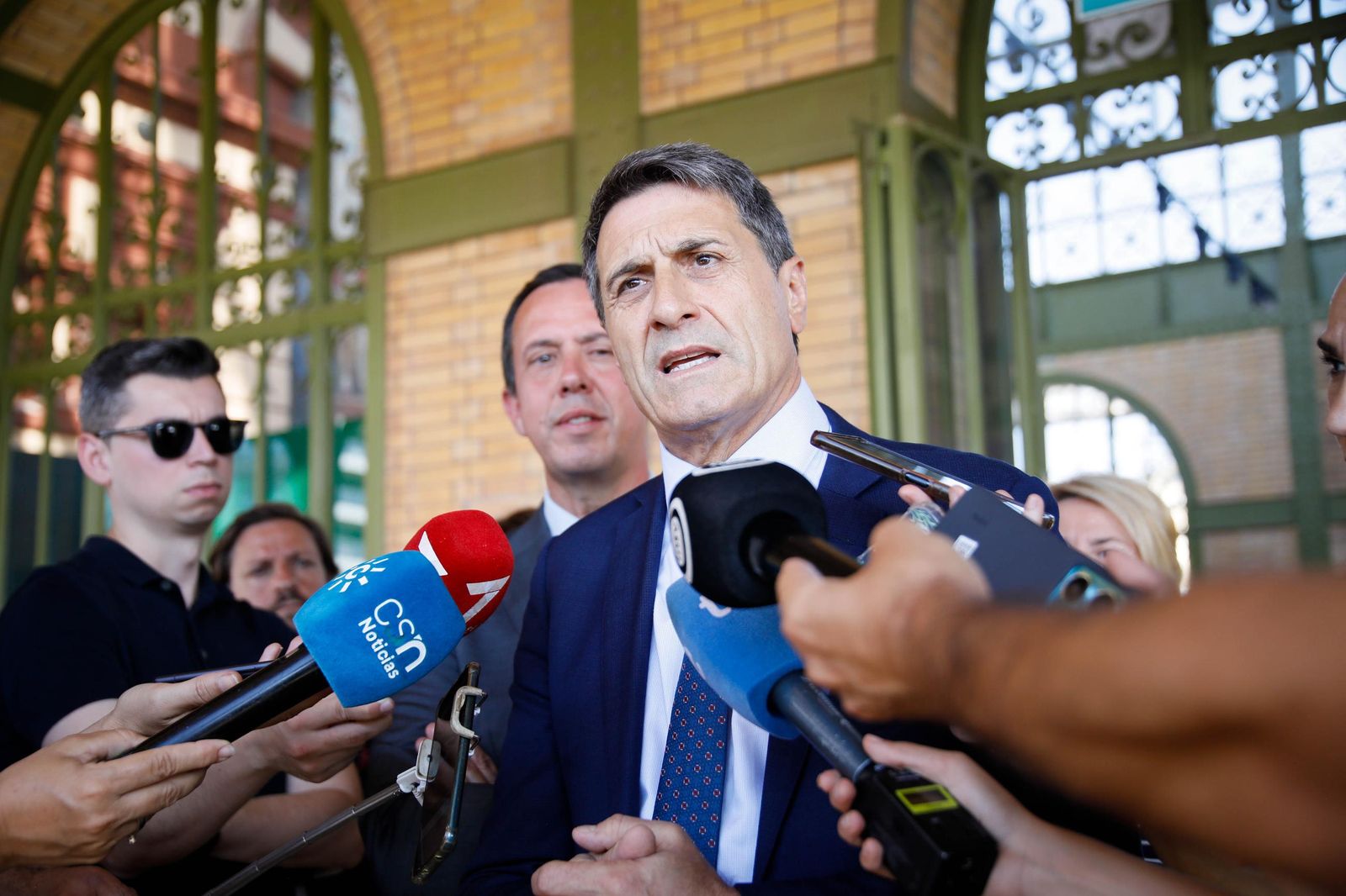 El delegado del Gobierno, Pedro Fernández, visita la estación histórica de Renfe en Almería, en imágenes