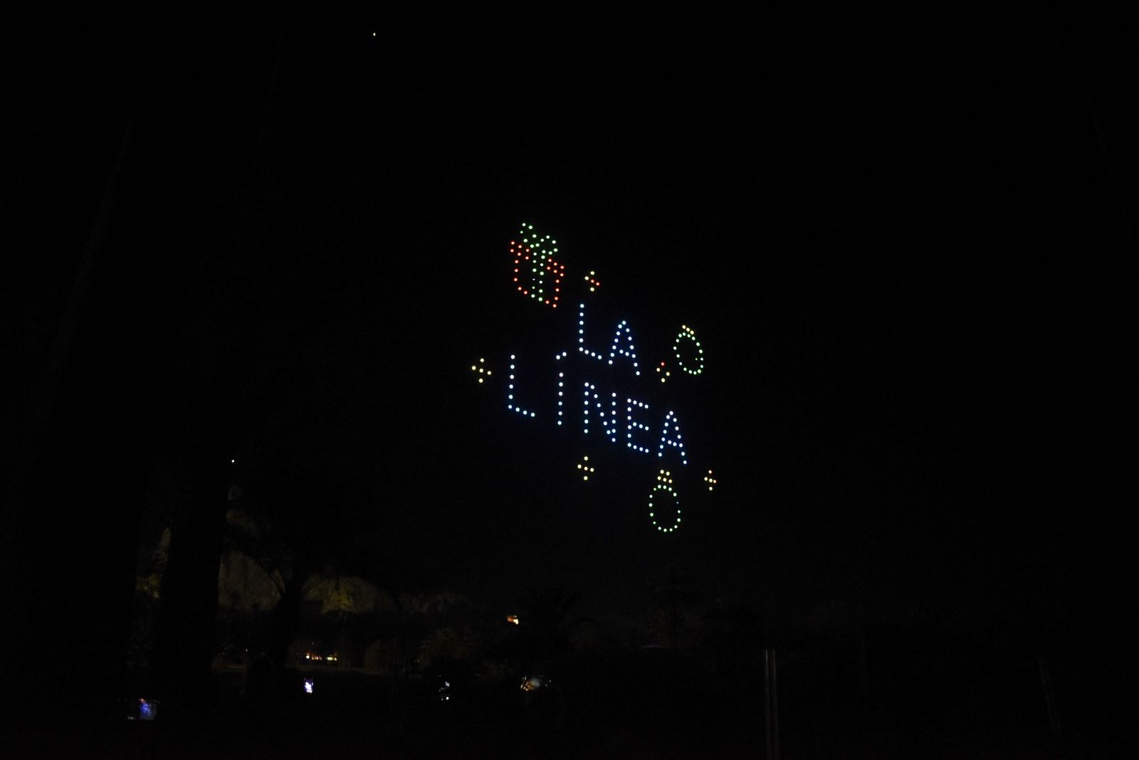 Fotos del espectáculo de Navidad con drones en La Línea