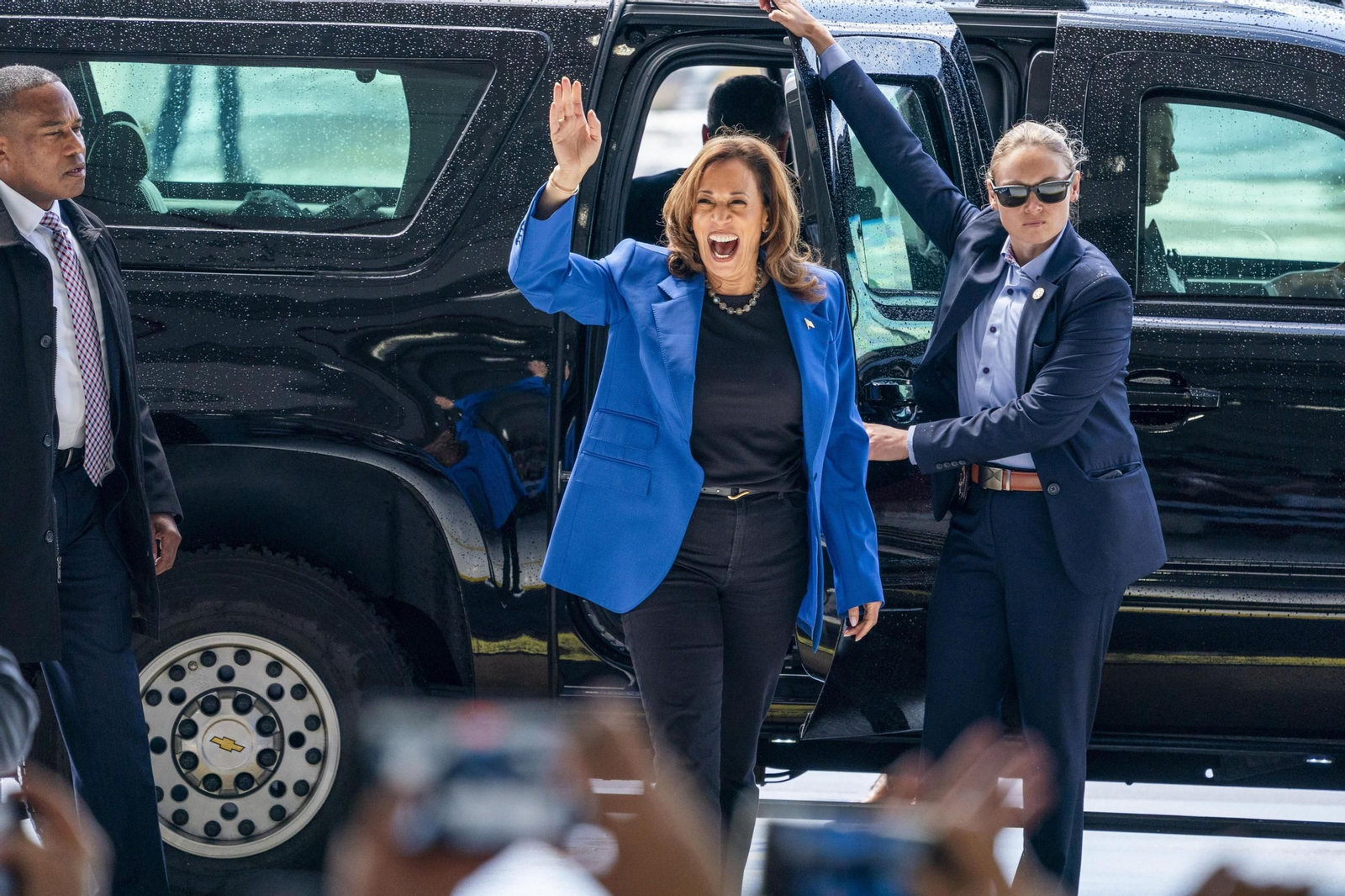 Kamala Harris saluda a unos seguidores