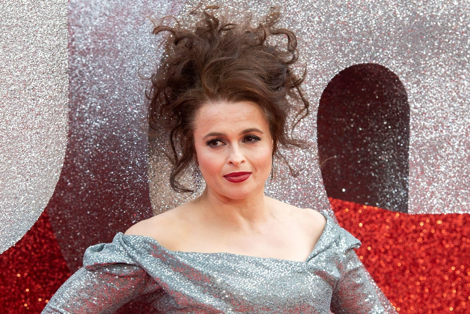 Helena Bonham Carter brilló en la alfombra roja con un vestido largo de corte sirena en lentejuelas plateadas de Vivienne Westwood.