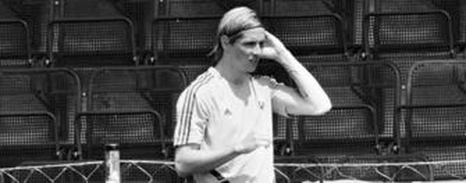 Fernando Torres se ejercita durante su entrenamiento con el resto de la selección española.