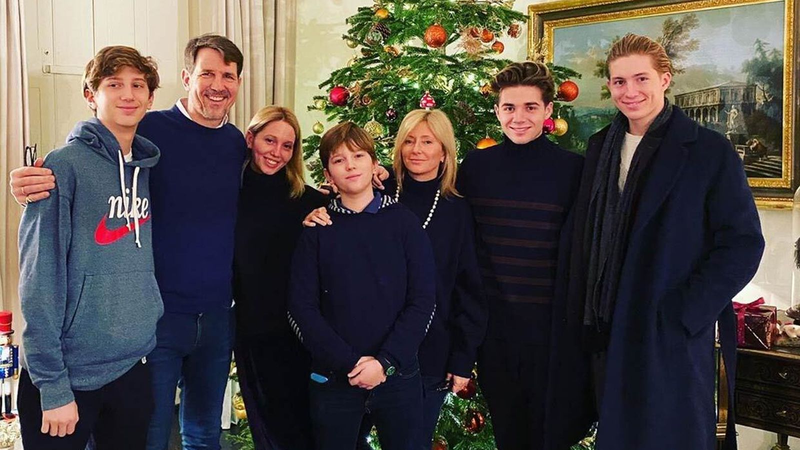 El príncipe Pablo de Grecia y Marie-Chantal Miller, con sus cinco hijos, en sus últimas vacaciones navideñas.