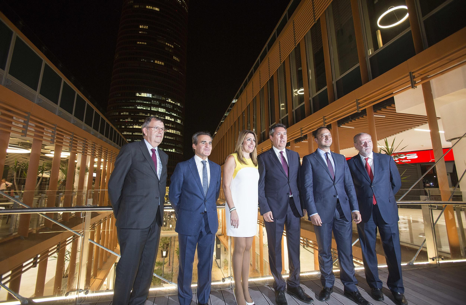 De izquierda a derecha, Antonio Cayuela, Rafael Herrador, Susana Díaz, Juan Españdas, Alfonso R. Gómez de Celis y Fernando R. Villalobos