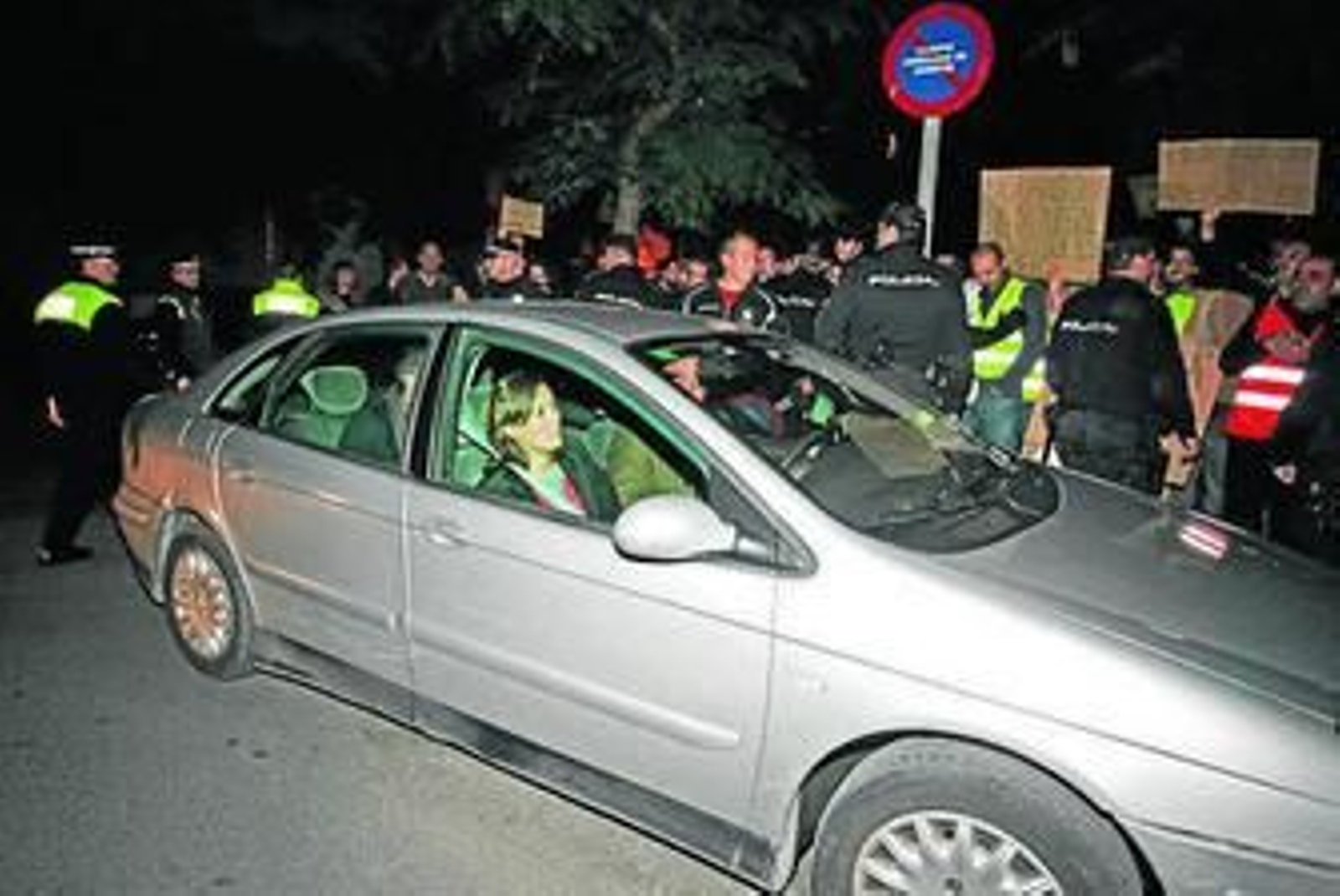 La alcaldesa abandona el pleno, el pasado jueves.