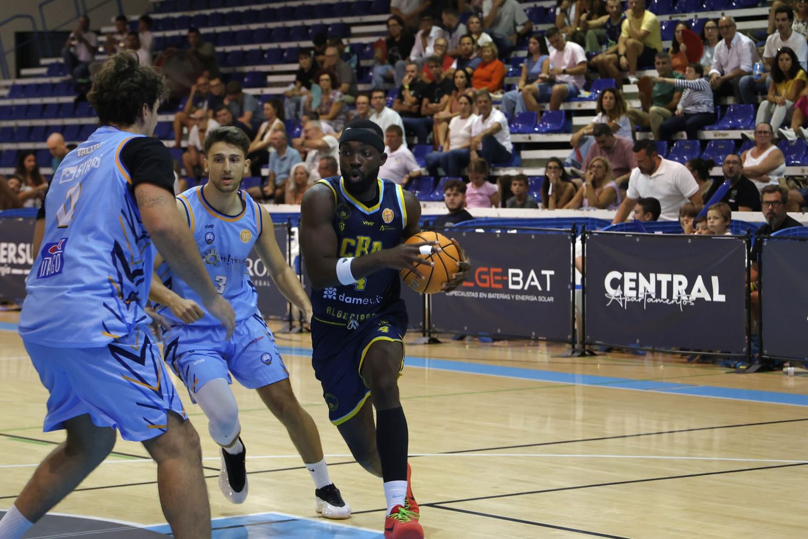 Mark Mensah entra a canasta ante Álex Valor y Víctor Chernodolia.