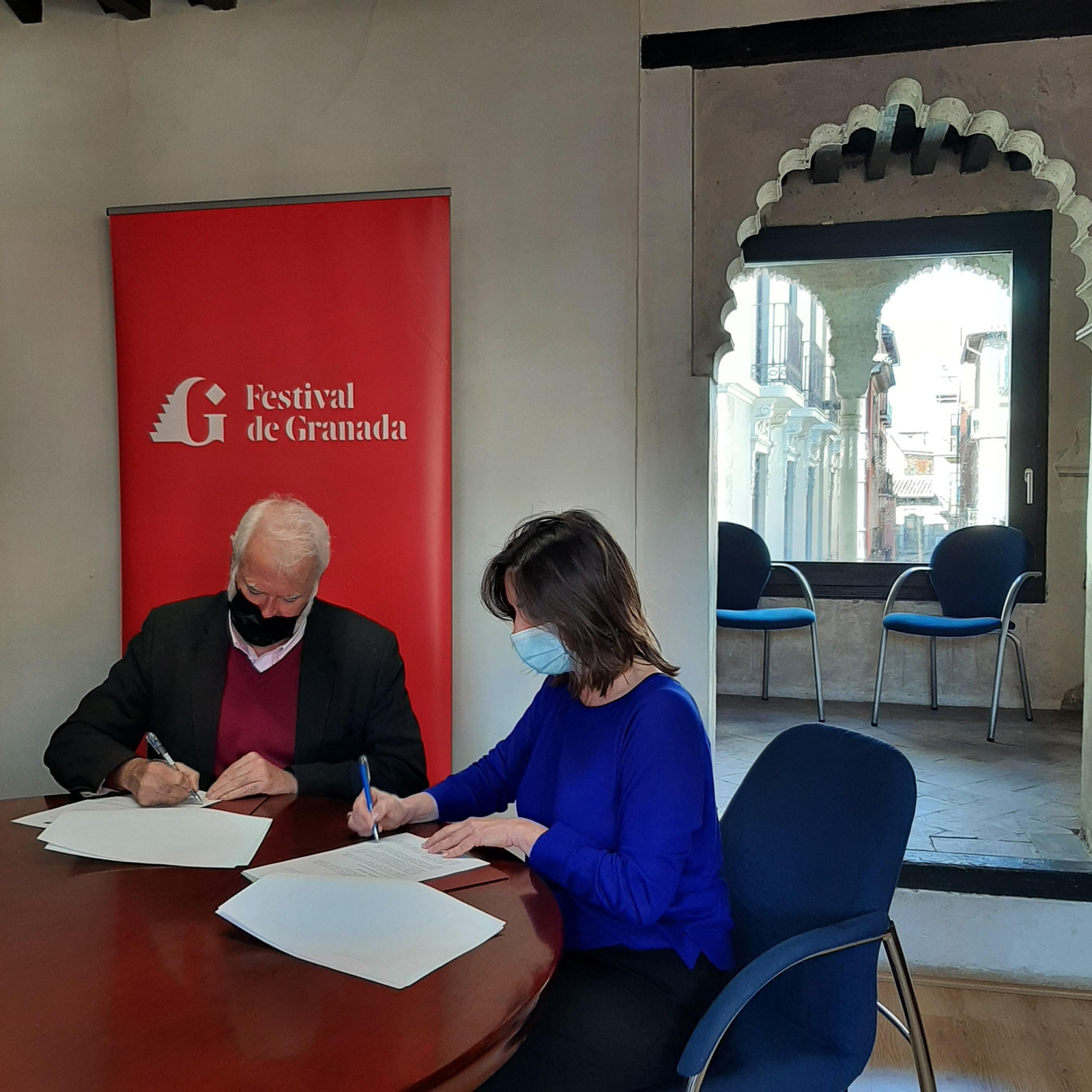 La directora gerente del Legado Andalusí y el director del Festival de Granada firman el convenio