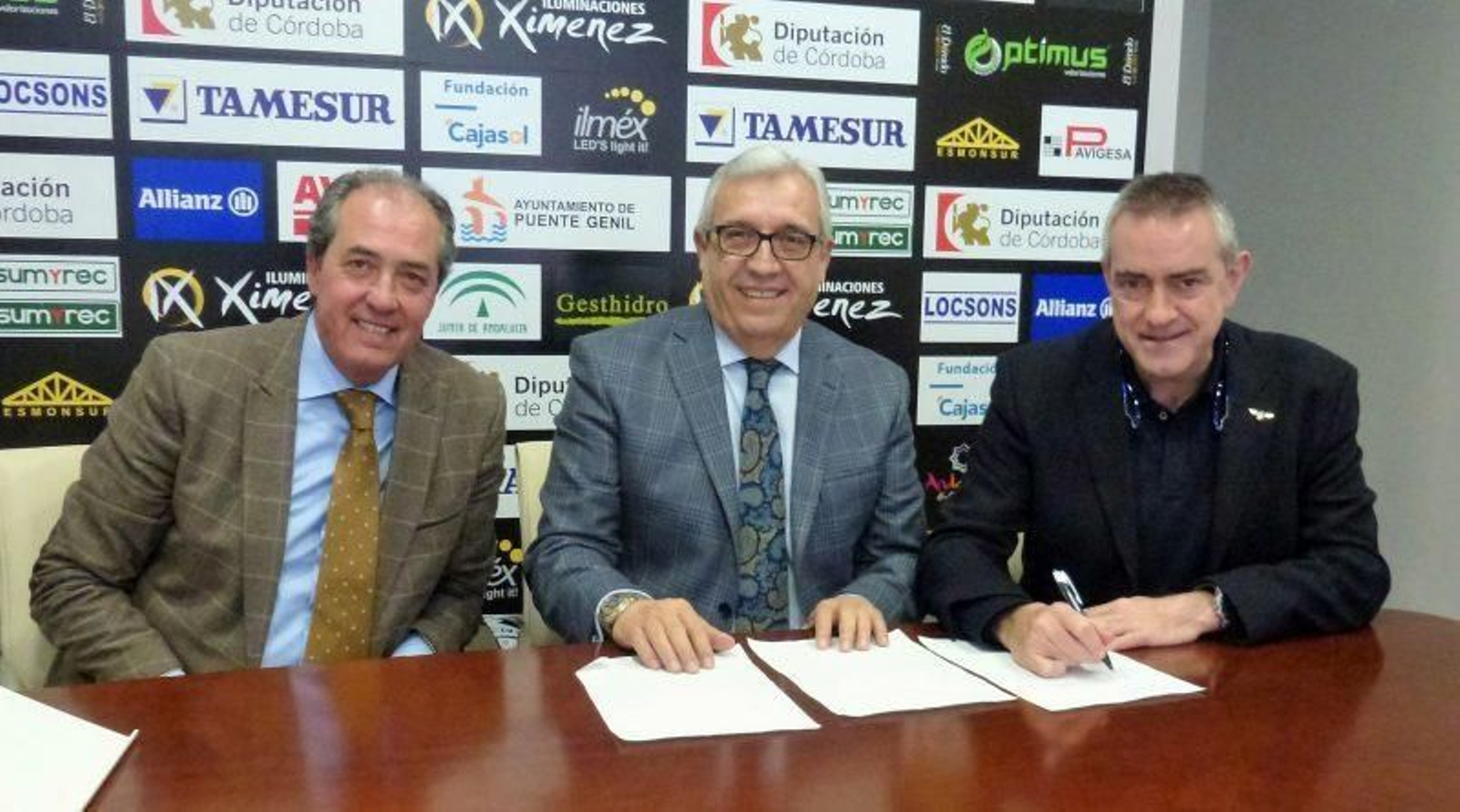 Aitor Egurrola, director general de Avia, Mariano Jiménez y Francisco Pérez, en el momento de la firma.