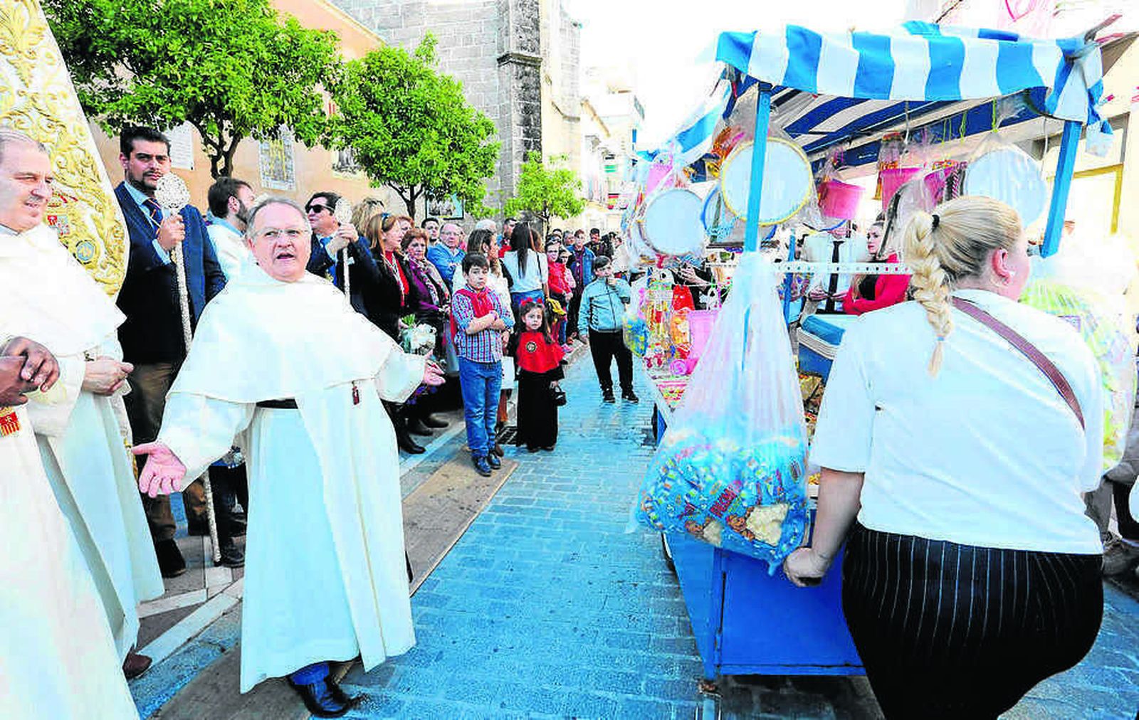 El comendador de La Merced, Fray Ortuno Marchante, se desespera ante el bloqueo que ejercen los carritos de chucherías ante la Basílica de la patrona.