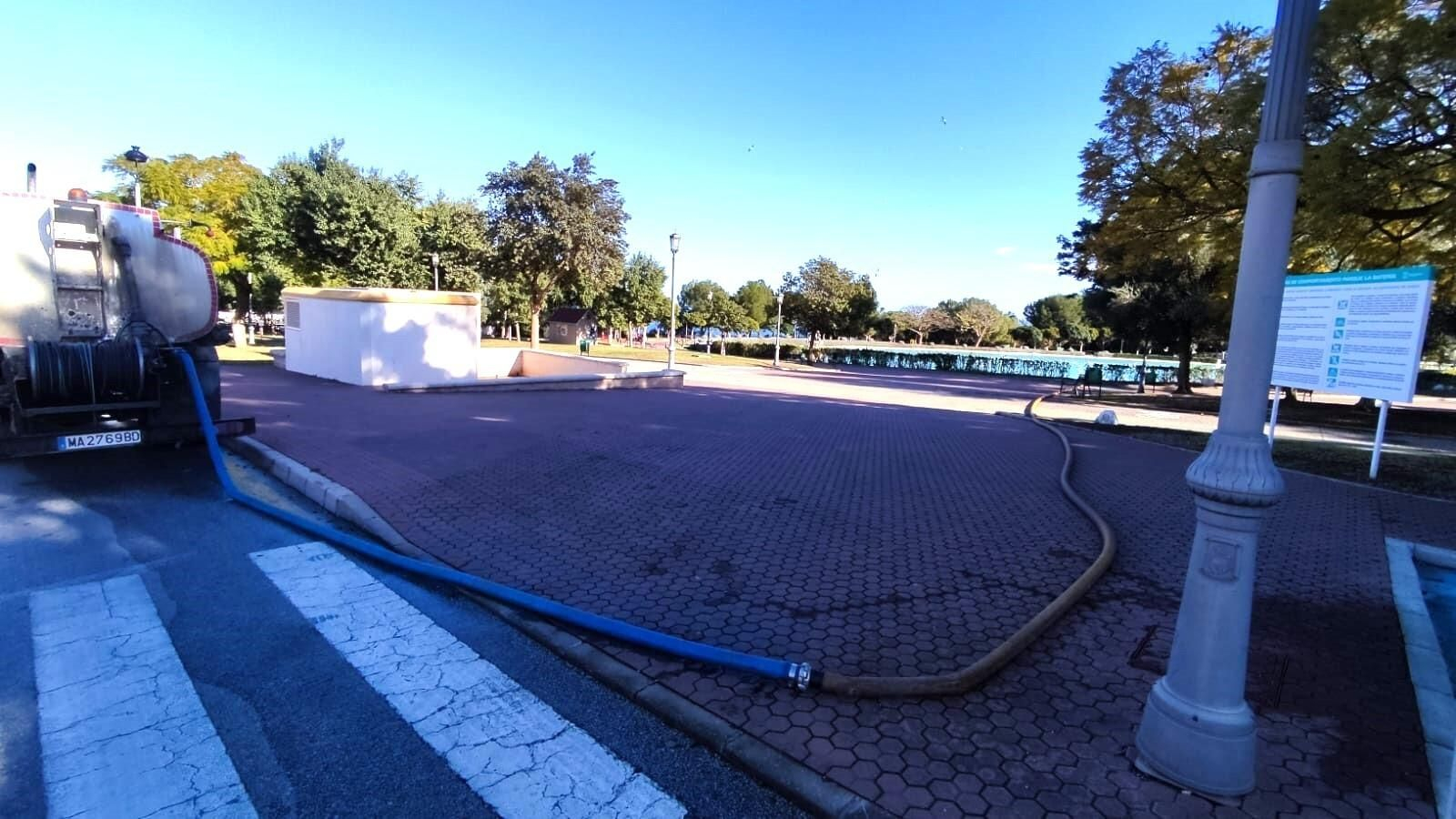 Un camión cisterna procediendo al vaciado del lago artificial. Un camión cisterna procediendo al vaciado del lago artificial.