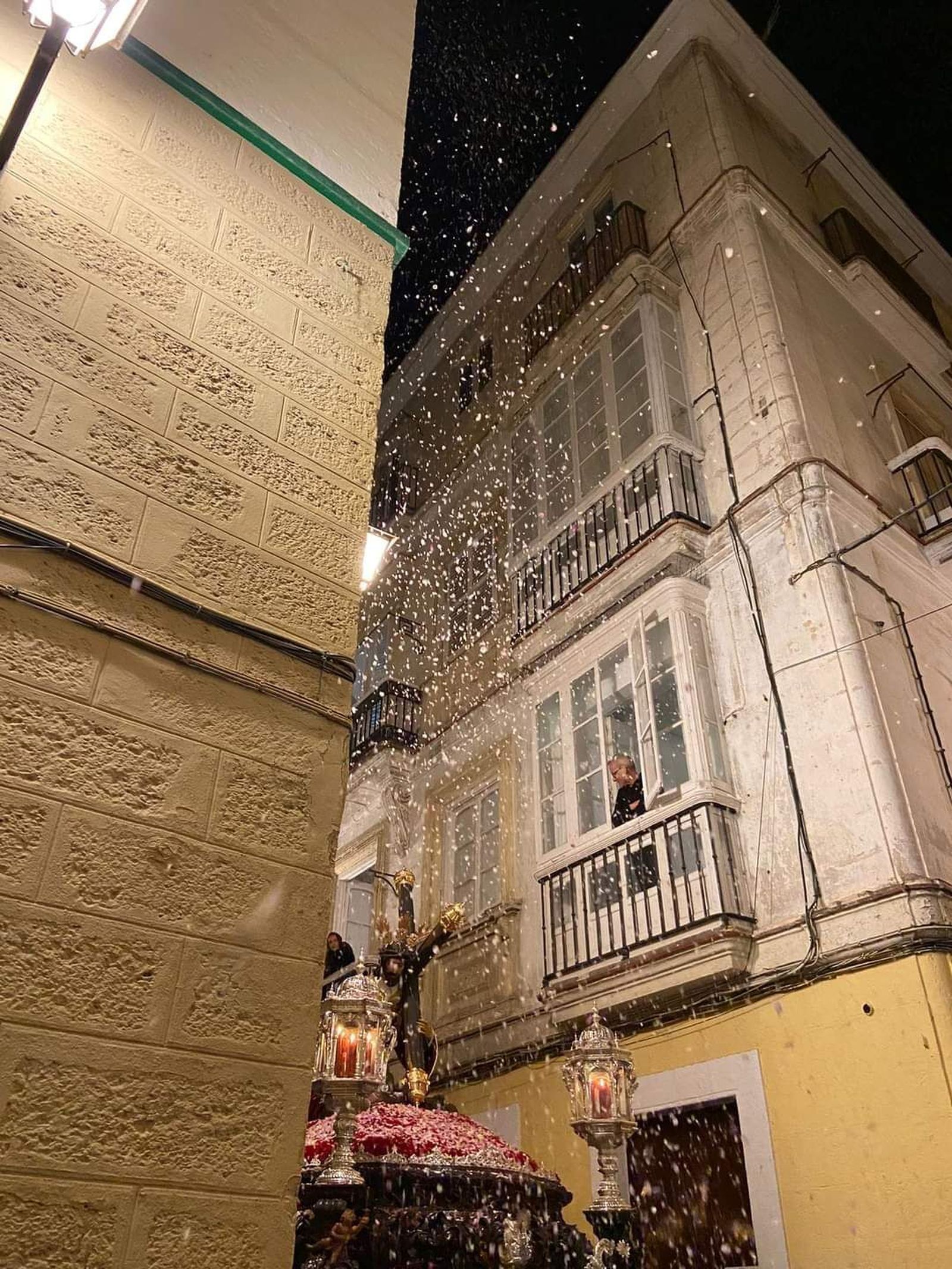 Petalada en la carrera oficial al paso del Caído.