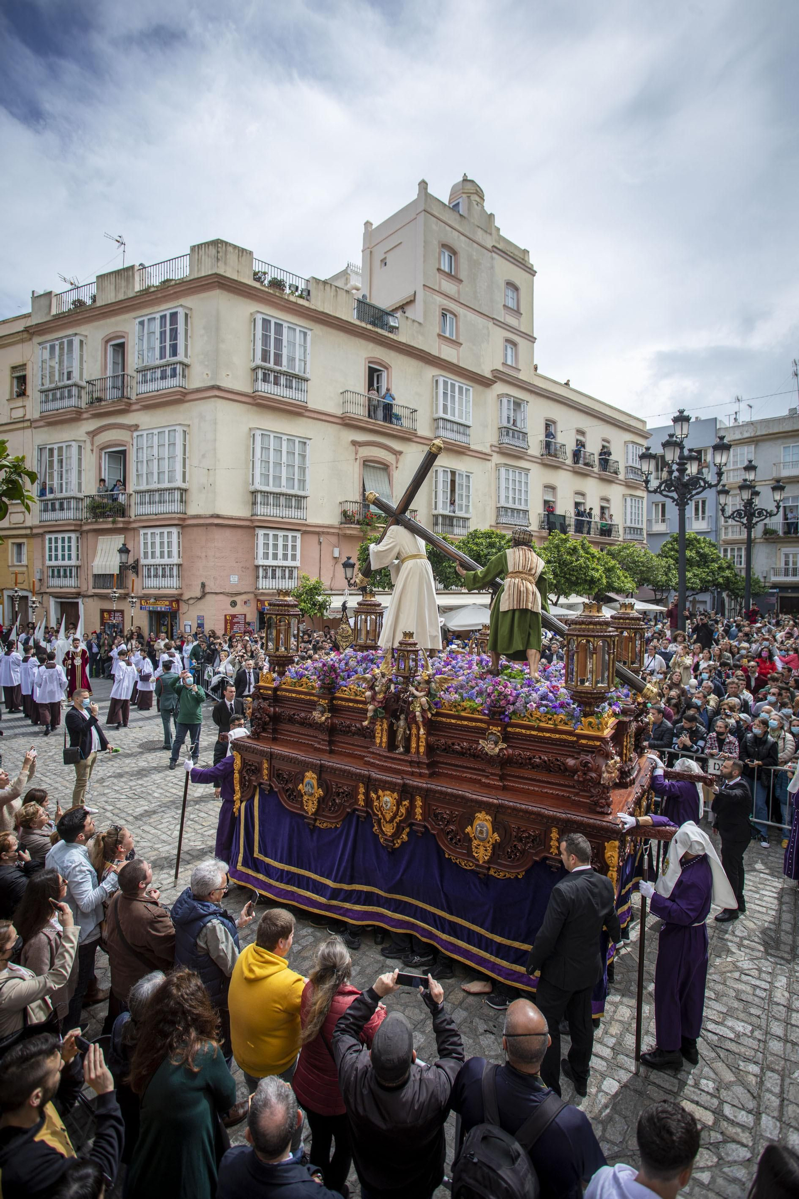Las imágenes de la cofradía del Nazareno del Amor en la Semana Santa de Cádiz 2022