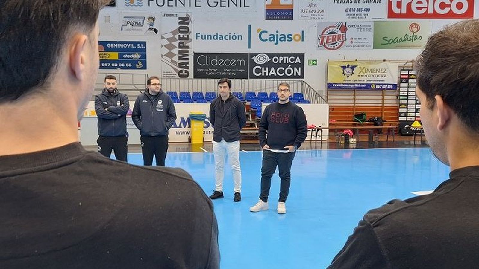 Toni Malla se dirige a sus nuevos jugadores en el Alcalde Miguel Salas.